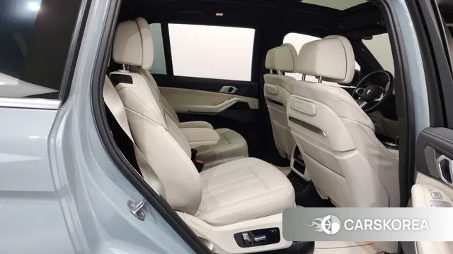 BMW X7 (G07) 2024 Светло-серебряный цвет из Кореи, фото 3