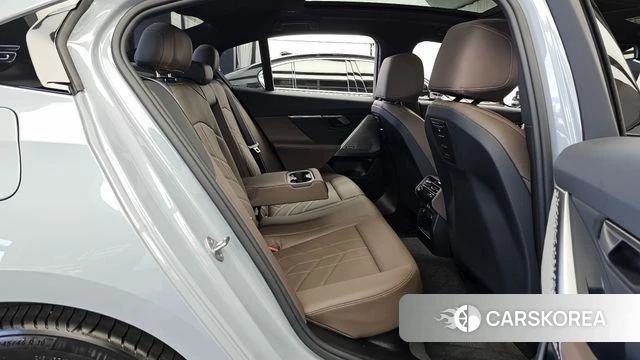 BMW 5 Series (G60) 2024 Серебристо-серый из Кореи, фото 3