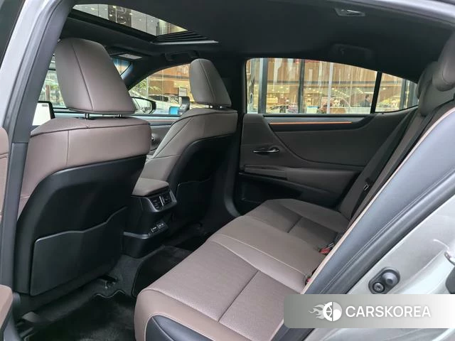 Lexus ES 2025 Серебристо-серый из Китая, фото 3