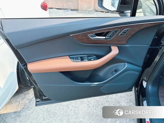 Audi Q7 2023 Черный из Китая, фото 3