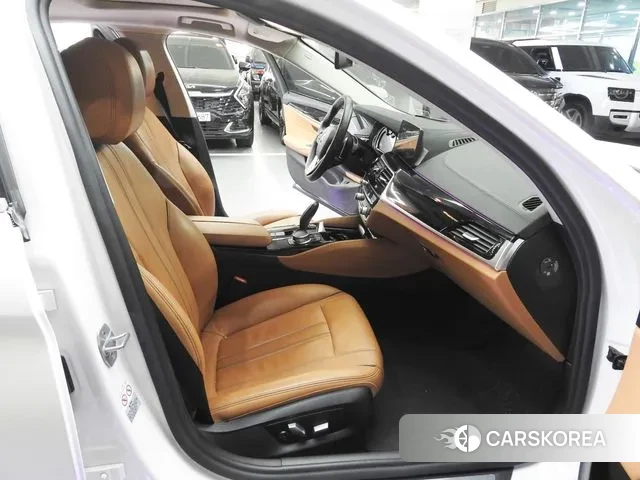 BMW 5 Series (G30) 2018 Белый из Кореи, фото 3