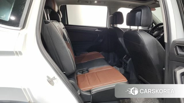 Volkswagen Tiguan Allspace 2023 Белый из Кореи, фото 3