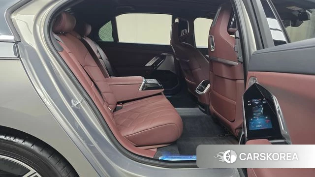 BMW 7 Series (G70) 2025 Серебряный двухцветный из Кореи, фото 3