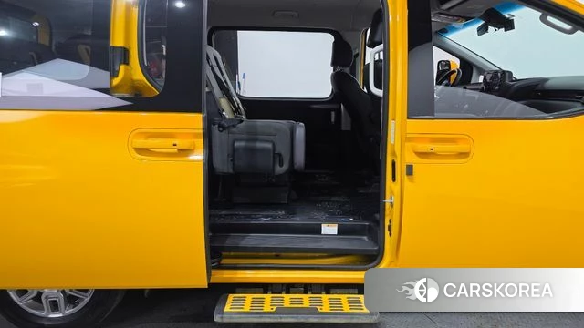 Hyundai Staria 2023 Желтый из Кореи, фото 3