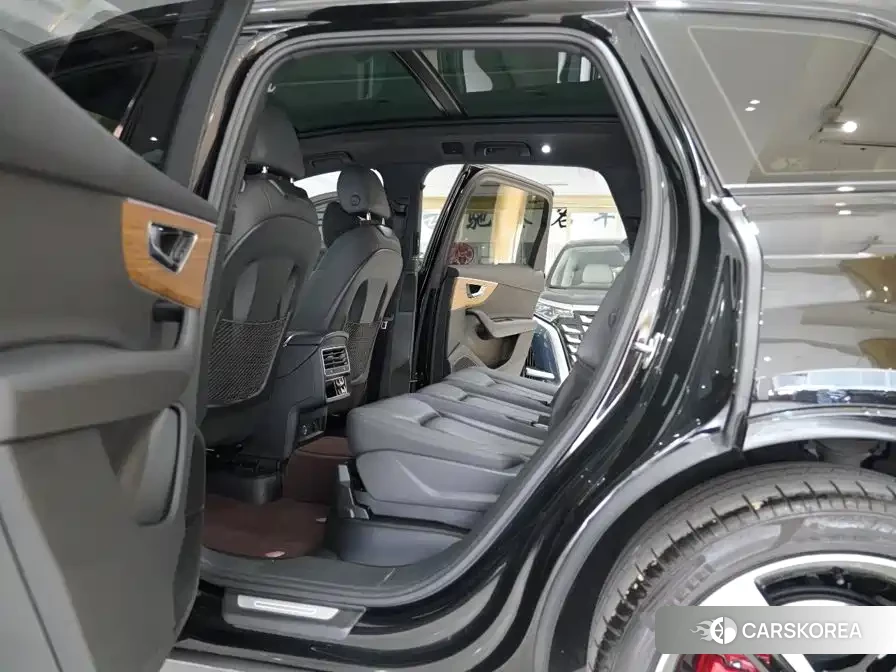 Audi Q7 2022 Черный из Китая, фото 3