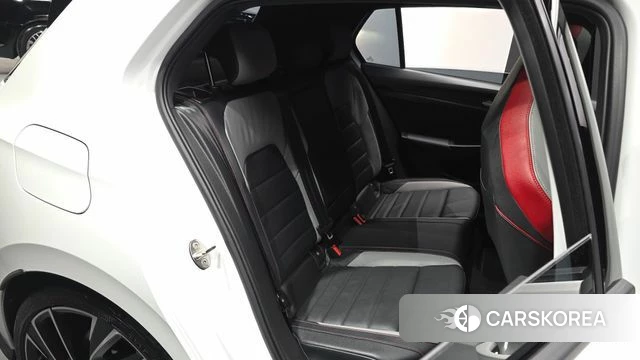 Volkswagen Golf 8th Generation 2022 Белый из Кореи, фото 3