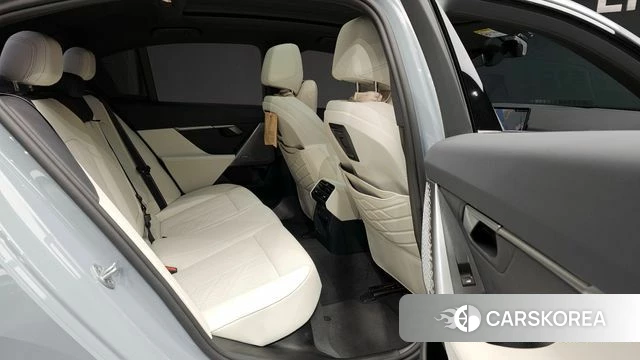 BMW 5 Series (G60) 2024 Светло-серебряный цвет из Кореи, фото 3