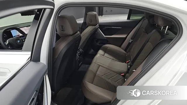 BMW 5 Series (G60) 2025 Белый из Кореи, фото 3