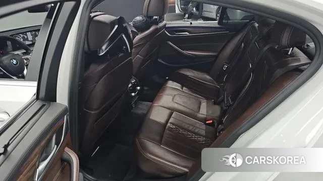 BMW 5 Series (G30) 2018 Белый из Кореи, фото 3