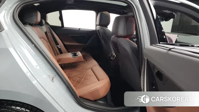 BMW 5 Series (G60) 2024 Серебристо-серый из Кореи, фото 3