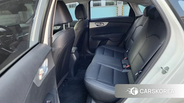 Kia The New K3 2nd generation 2023 Белый из Кореи, фото 3