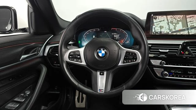 BMW 5 Series (G30) 2023 Белый из Кореи, фото 3