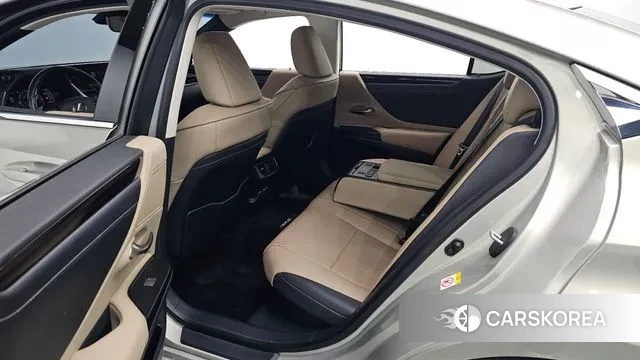 Lexus ES300h 7th generation 2018 Жемчужный цвет из Кореи, фото 3