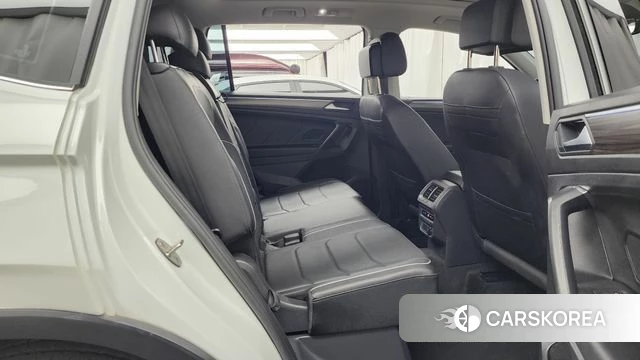 Volkswagen Tiguan Allspace 2023 Белый из Кореи, фото 3