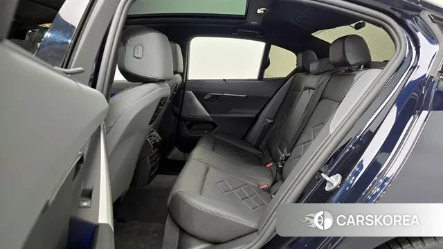 BMW 5 Series (G60) 2025 Черный из Кореи, фото 3