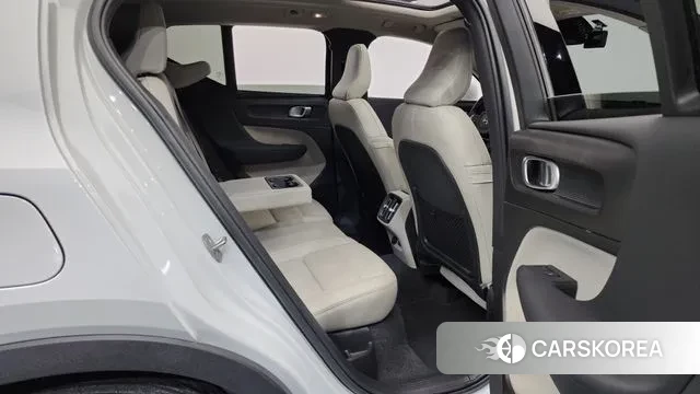 Volvo XC40 2023 Белый из Кореи, фото 3