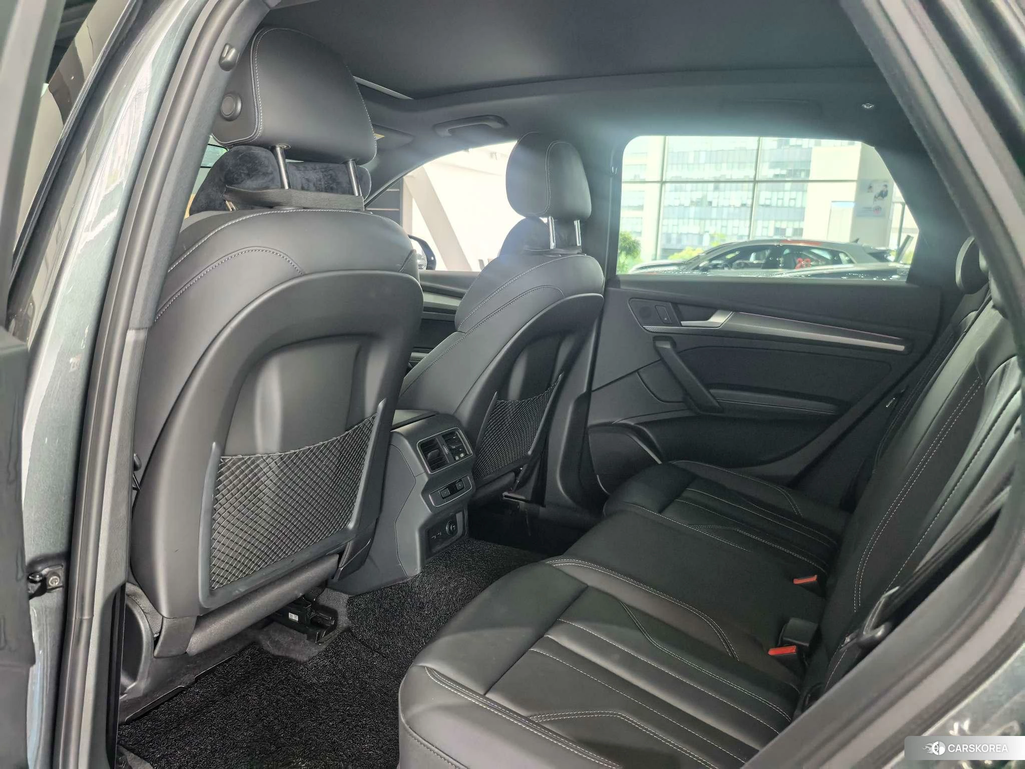 Audi Q5L 2021 Темно-серый из Китая, фото 3