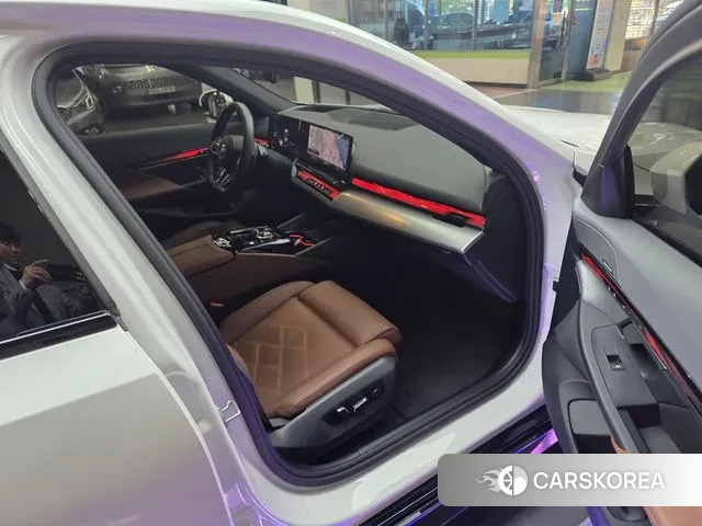 BMW 5 Series (G60) 2023 Белый из Кореи, фото 3