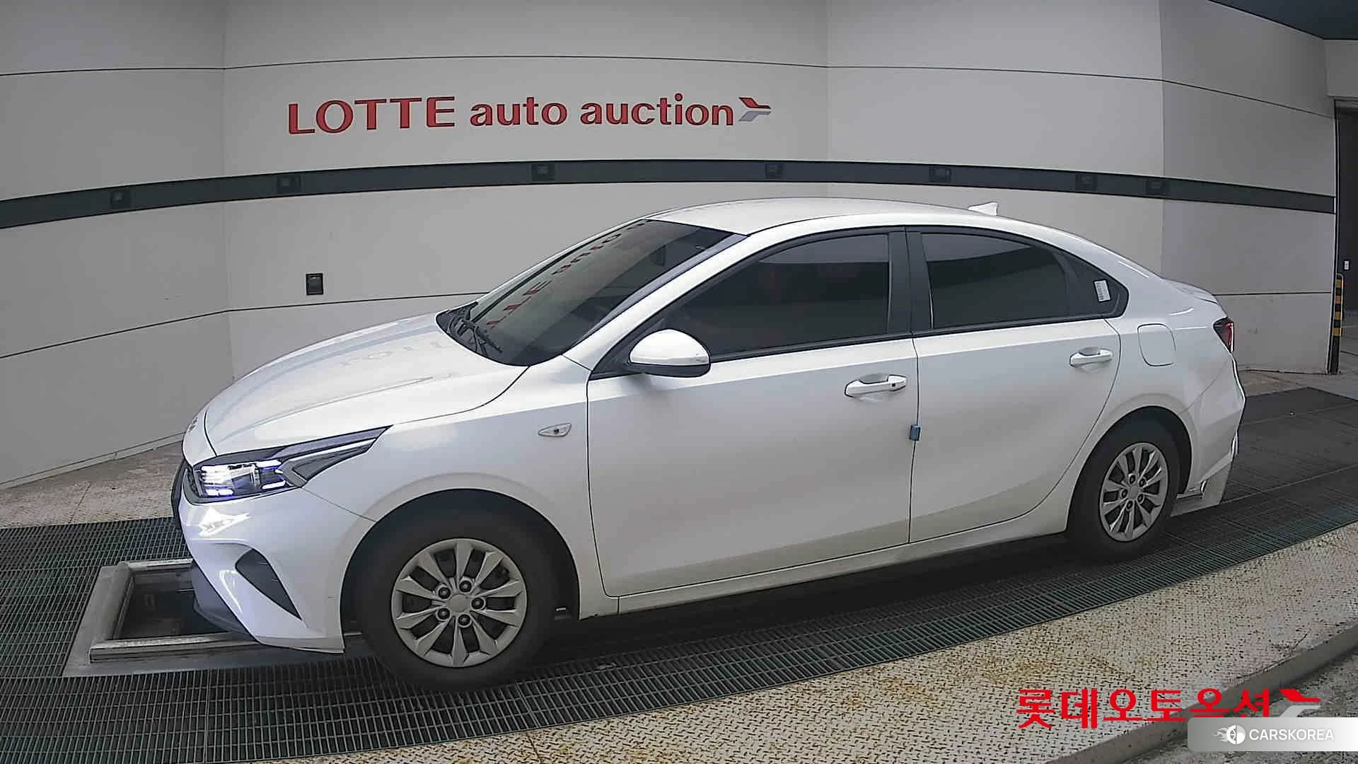 Kia K3 2022 Snow White Pearl из Кореи, фото 3