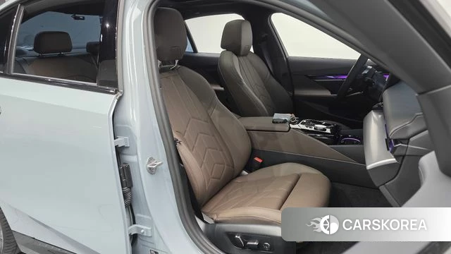 BMW 5 Series (G60) 2025 Серебристо-серый из Кореи, фото 3