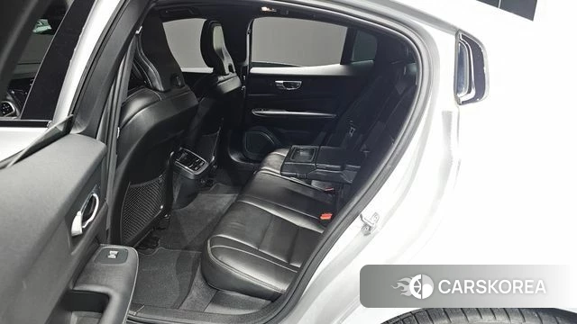 Volvo S60 3rd generation 2022 Серебристо-серый из Кореи, фото 3