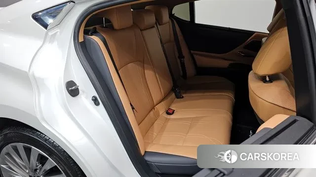 Lexus ES300h 7th generation 2024 Белый из Кореи, фото 3