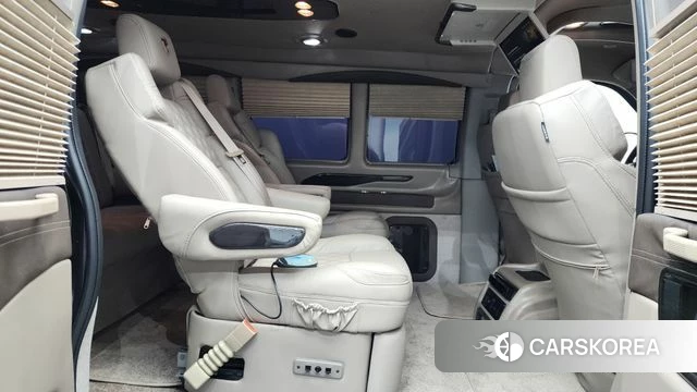 Chevrolet Express Van 2024 Черный из Кореи, фото 3