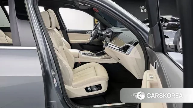 BMW X7 (G07) 2023 Серебристо-серый из Кореи, фото 3