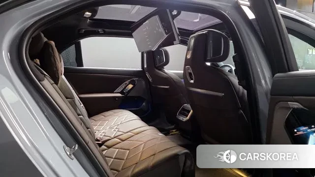 BMW 7 Series (G70) 2023 Серебристо-серый из Кореи, фото 3