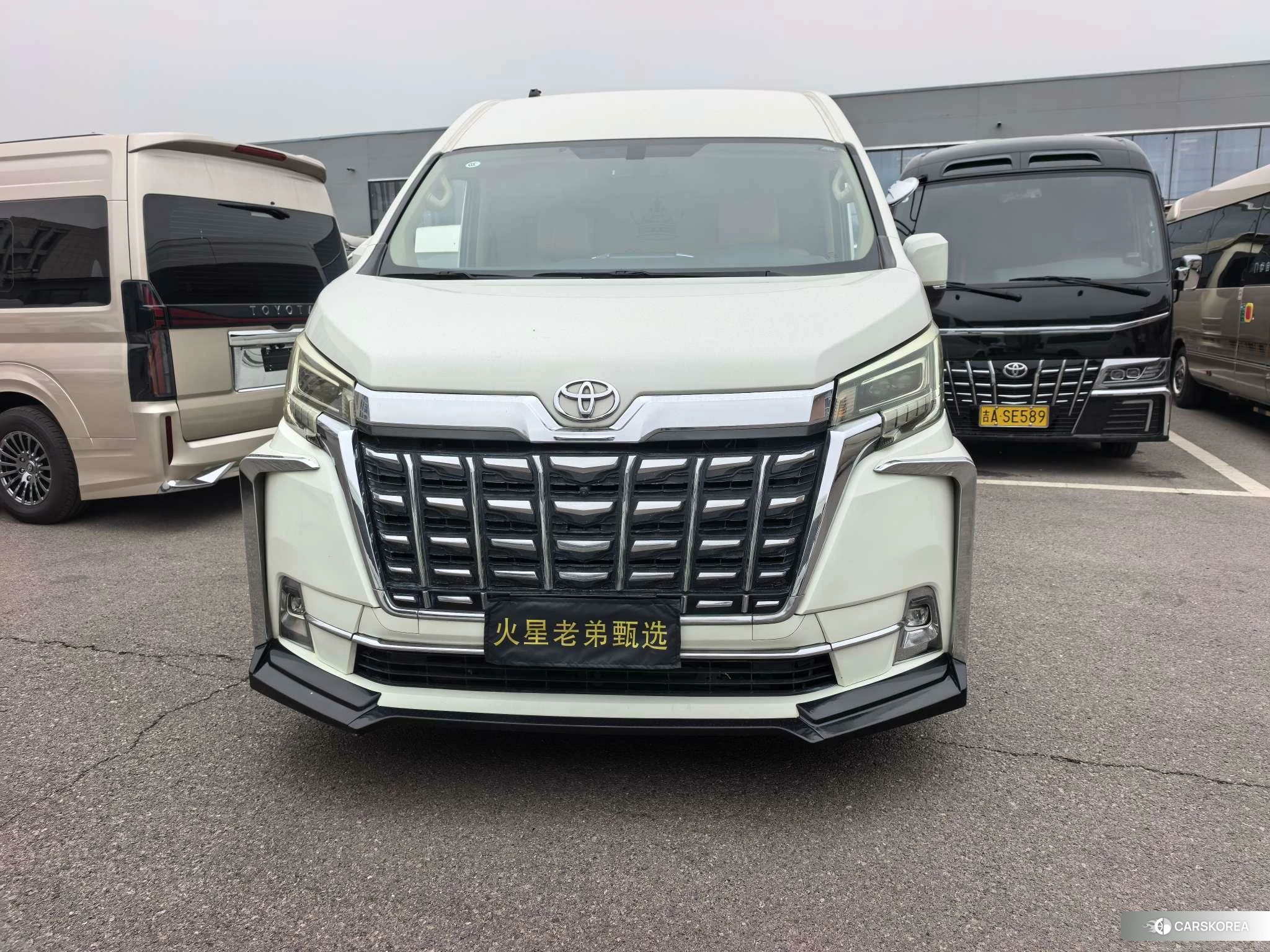 Toyota Hiace 2023 Белый из Китая, фото 3