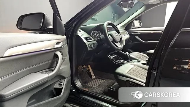 BMW X1 (F48) 2021 Черный из Кореи, фото 3