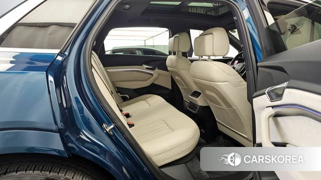 Audi e-Tron 2020 Темно-зеленый из Кореи, фото 3