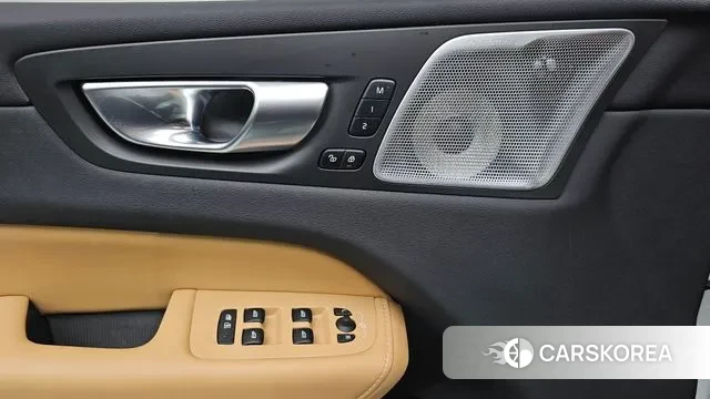 Volvo XC60 second Generation 2023 Белый из Кореи, фото 3