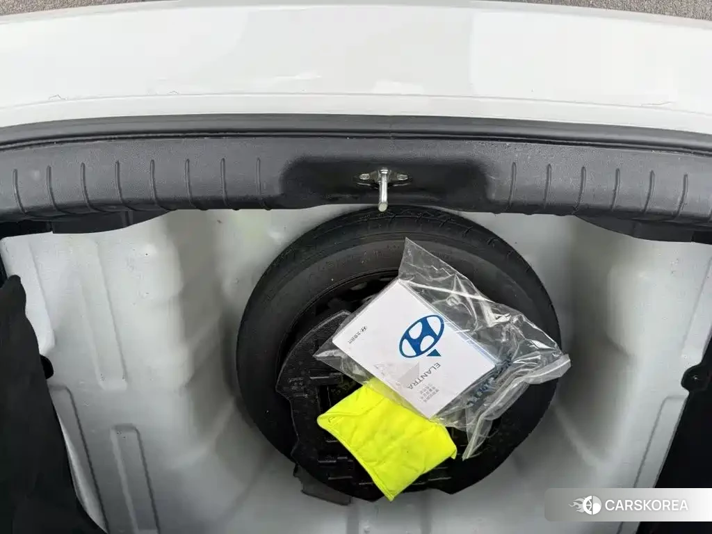 Hyundai Elantra 2023 Белый из Китая, фото 3