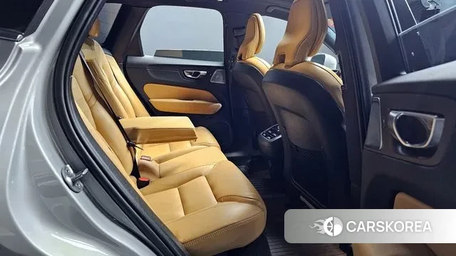 Volvo XC60 second Generation 2023 Серебристо-серый из Кореи, фото 3