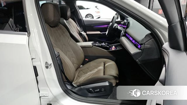 BMW 5 Series (G60) 2025 Белый из Кореи, фото 3