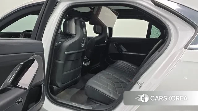 BMW 7 Series (G70) 2023 Белый из Кореи, фото 3