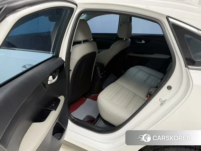 Kia K3 2023 Белый из Китая, фото 3