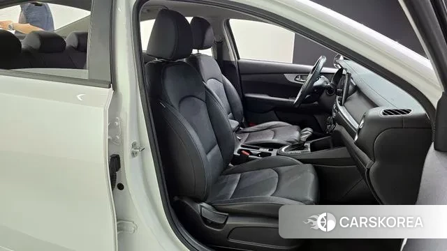 Kia The New K3 2nd generation 2021 Белый из Кореи, фото 3