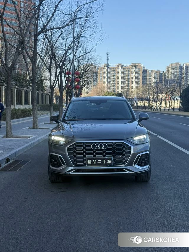Audi Q5L 2022 Серебристо-серый из Китая, фото 3