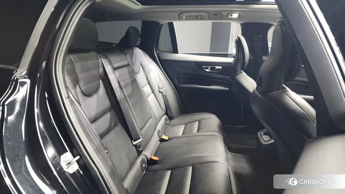 Volvo V60 Cross-Country 2nd Generation 2019 Черный из Кореи, фото 3