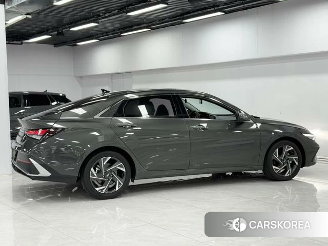 Hyundai Elantra 2023 Зеленый из Китая, фото 3