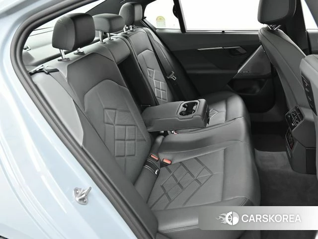 BMW 5 Series (G60) 2026 Светло-серебряный цвет из Кореи, фото 3