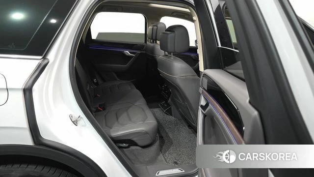 Volkswagen Touareg 3rd generation 2023 Белый из Кореи, фото 3