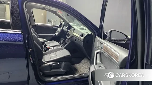 Volkswagen Tiguan Allspace 2023 Синий из Кореи, фото 3