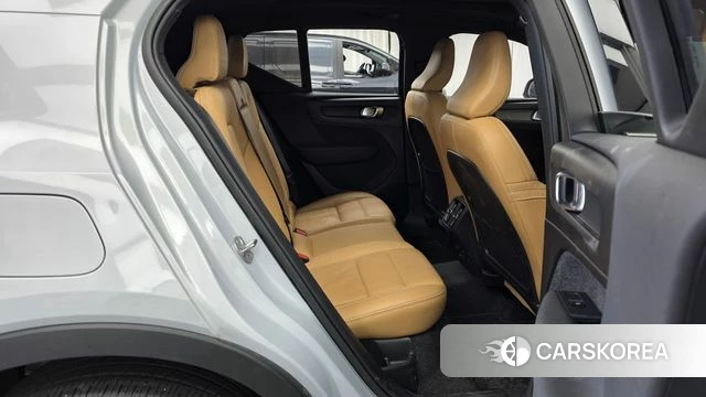 Volvo XC40 2022 Светло-серебряный цвет из Кореи, фото 3