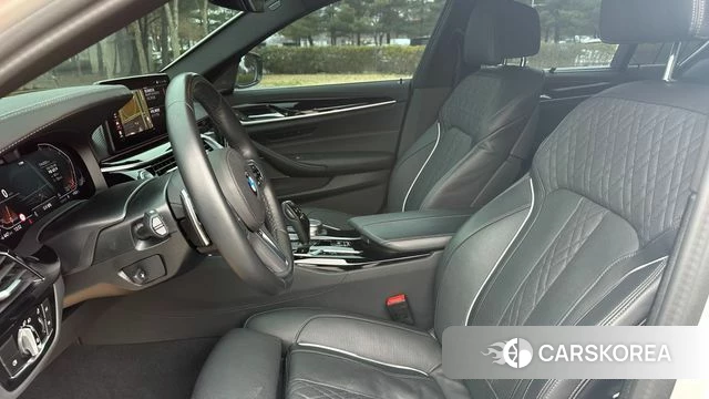 BMW 5 Series (G30) 2023 Белый из Кореи, фото 3