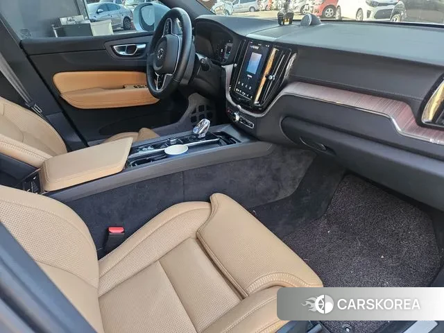 Volvo XC60 second Generation 2024 Жемчужный цвет из Кореи, фото 3