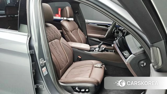 BMW 5 Series (G30) 2023 Серебристо-серый из Кореи, фото 3