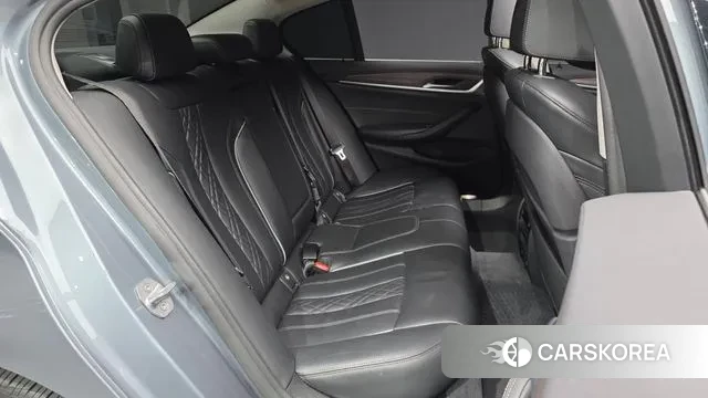 BMW 5 Series (G30) 2018 Светло-серебряный цвет из Кореи, фото 3